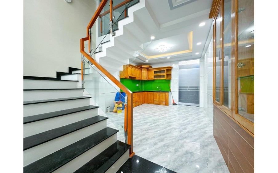 SÁT BÊN CHỢ - GẦN UỶ BAN PHƯỜNG BÌNH HƯNG HOÀ - QUỐC LỘ 1A - 54M2 - 4 TẦNG - ÔTÔ NGỦ TRONG NHÀ GIÁ 6.5 TỶ